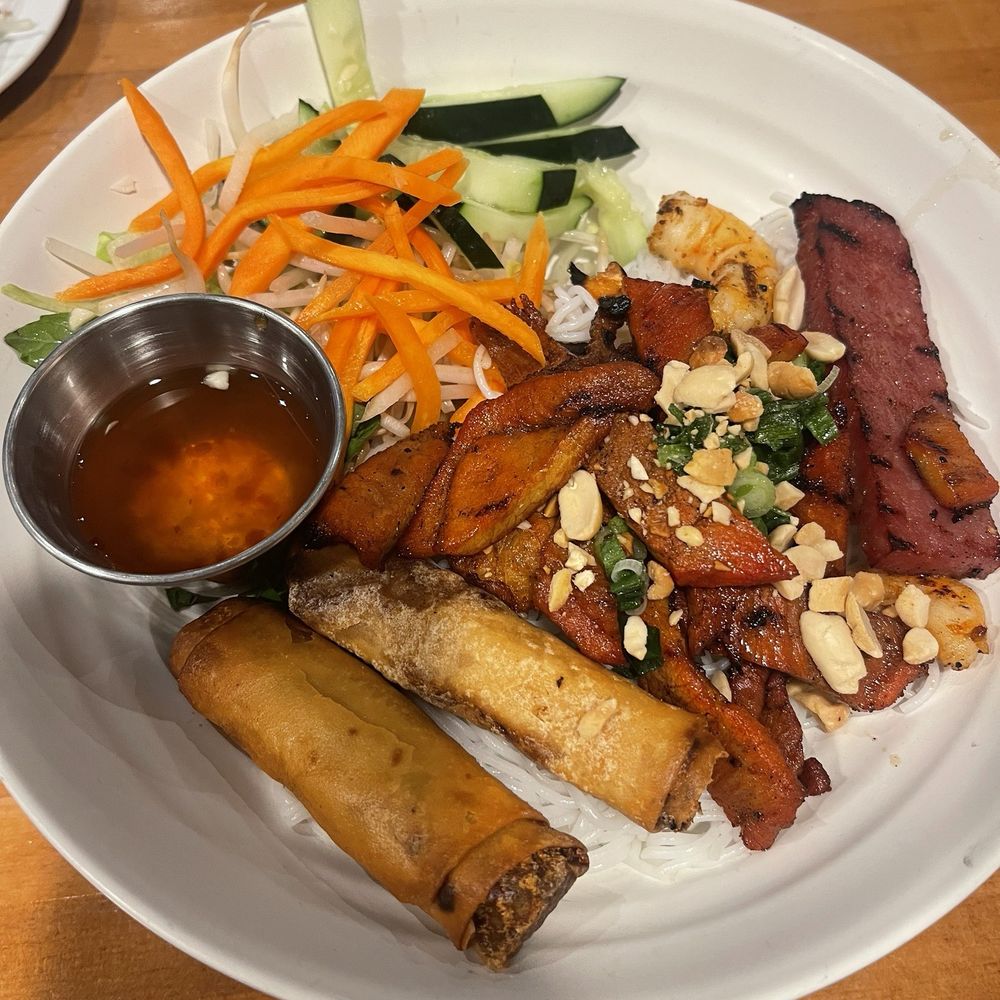 Basil Leaf Vietnamese Restaurant - Combination noodle bowl - Vietnamese Near Me - Albuquerque, New Mexico