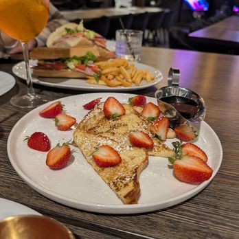 L'Avenue - French toast - Cocktail Bars Near Me - Glendale, California