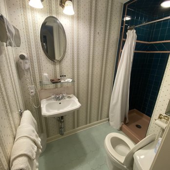 Hearthside Inn - The tiny bathroom - Bed & Breakfast Near Me - Bar Harbor, Maine