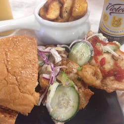 La Burguesería - Hamburguesa CAPITAN: camarón rebosado, queso gouda, aguacate, pepino marinado... Delicioso!