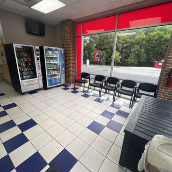 Autobell Car Wash - Waiting area inside - Car Wash Near Me - Charlotte, North Carolina
