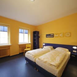 Bed'nBudget Expo-Hostel - Zimmerbeispiel: Doppelzimmer mit Bad, Dusche + WC, Flat-TV, Schreibtischplatte, mehreren Steckdosen, Ice-Cube im BednBudget,