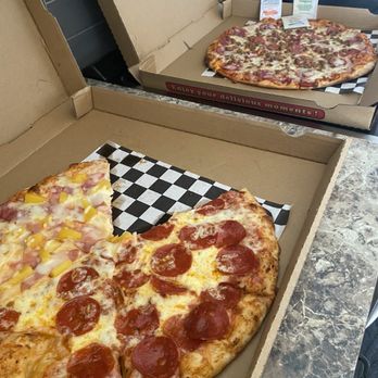 King's Pizza and Draft - Half pepperoni/half Canadian bacon w/pineapples - Pizza Near Me - Richardson, Texas