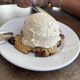 Chocolate chip cookies with ice cream ! Chocolate chip cookies with ice cream !