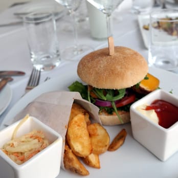 Restaurant Foreign Affairs - Auf unserer aktuellen Karte  TOWN BAR Burger Veggie mit Potatoe Wedges und Coleslaw Salat - German Near Me - Berlin, BE