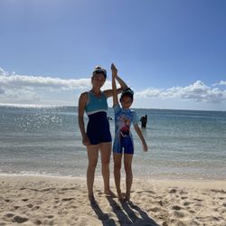 Mariam's Swimming Lessons - Waikiki beach, open water lessons with a beginner student that she started swimming after 5 hours .