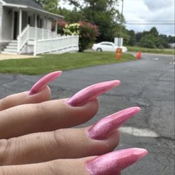 Nail Lounge - Each nail different shape and form