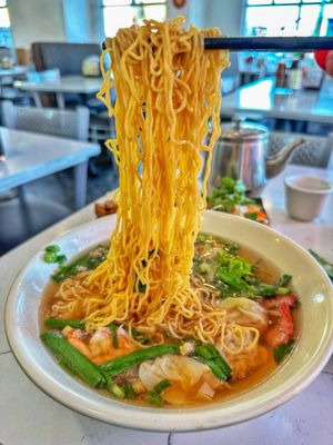Now Phở by null