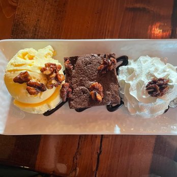 Luka's Restaurant & Bar - Gluten free Brownie sundae dessert - American Near Me - Jackson, California