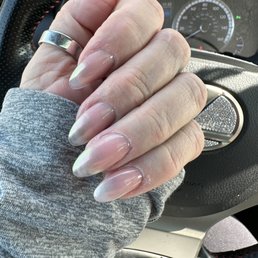 Almond shape with gel polish and chrome finish Almond shape with gel polish and chrome finish
