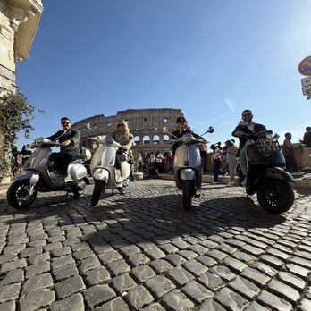 Scooteroma - Pics infront of the Colosseum - Scooter Tours Near Me