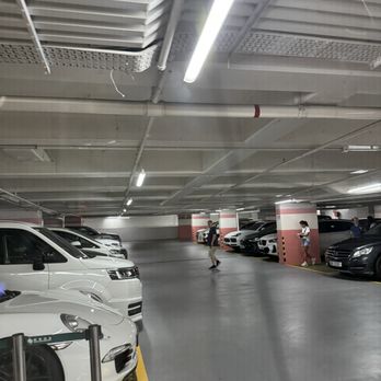 山頂廣場 - Shopping Centers Near Me - Hong Kong, HK