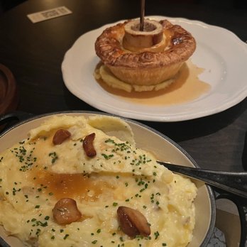 Armitage Alehouse - Pot Pie and garlic mashed potatoes - Pubs Near Me - Chicago, Illinois