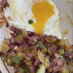 Broken yolk with corned beef & hash