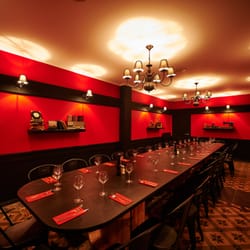 Une salle privée est disponible pour les anniversaires et business meeting