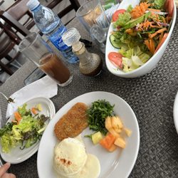 El Pegaso - Huevos El Pegaso, Ensalada Mixta, Huevos Benedictinos de Espinacas