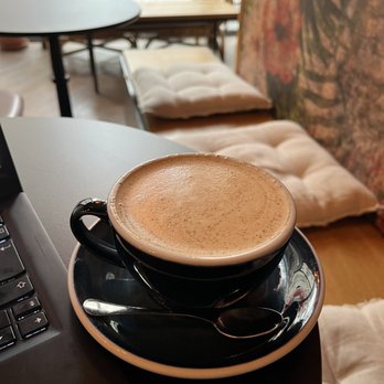 La Pepiniere des Batignolles - Dirty chaï au lait d'avoine (oat milk dirty chai) - Cafes Near Me - Paris, 75