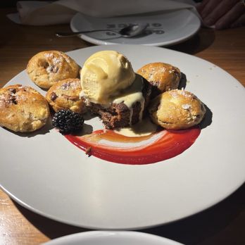 Guard and Grace Modern Steakhouse - Sticky toffee cake and chocolate chip cookies - New American Near Me - Houston, Texas Guard and Grace Modern Steakhouse - Sticky toffee cake and chocolate chip cookies - New American Near Me - Houston, Texas
