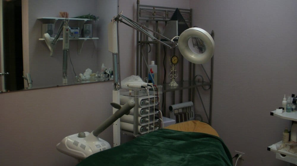 Center St. Hair Razors & Day Spa Logo