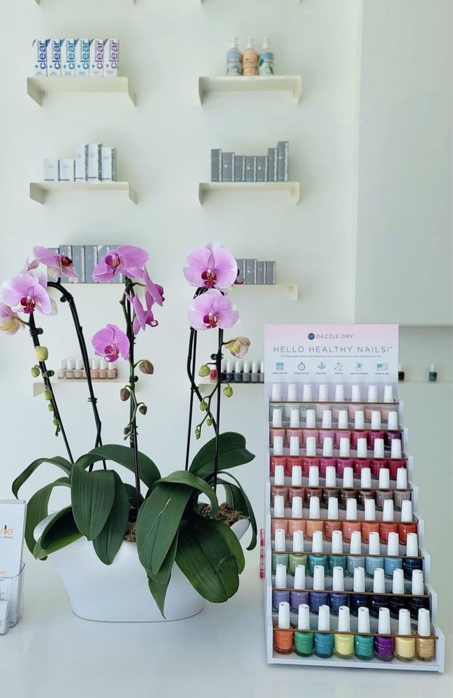 Averie's Nail Spa Logo