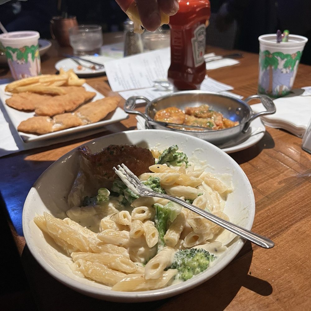 Scoogis Classic Italian - Fettuccine Alfredo kids sz - Italian Near Me - Flourtown, Pennsylvania Scoogis Classic Italian - Fettuccine Alfredo kids sz - Italian Near Me - Flourtown, Pennsylvania