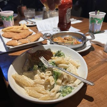 Scoogis Classic Italian - Fettuccine Alfredo kids sz - Italian Near Me - Flourtown, Pennsylvania Scoogis Classic Italian - Fettuccine Alfredo kids sz - Italian Near Me - Flourtown, Pennsylvania
