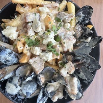 Mana + Pua - Moules Pommes Frites - Wine Bars Near Me - Honolulu, Hawaii