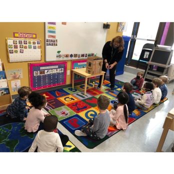 HudsonWay Immersion School - Preschool students learn bout pulleys before getting to practice using them! - Language Schools Near Me - New York, New York