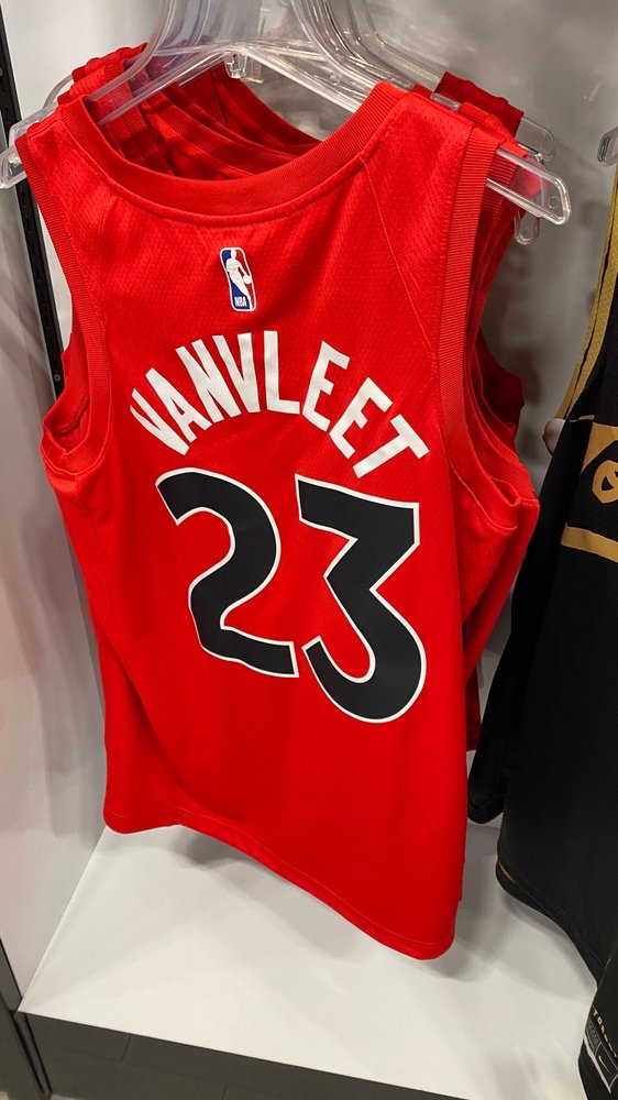 SPORT CHEK 17600 Yonge Street, Newmarket, Ontario, Canada Sporting