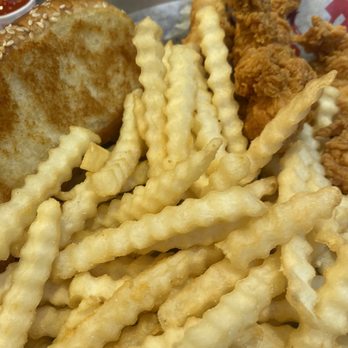 Raising Cane's Chicken Fingers - Box combo - Fast Food Near Me - Miami Beach, Florida