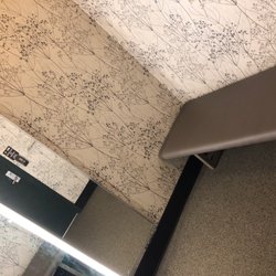 DICK'S Sporting Goods - Fitting room