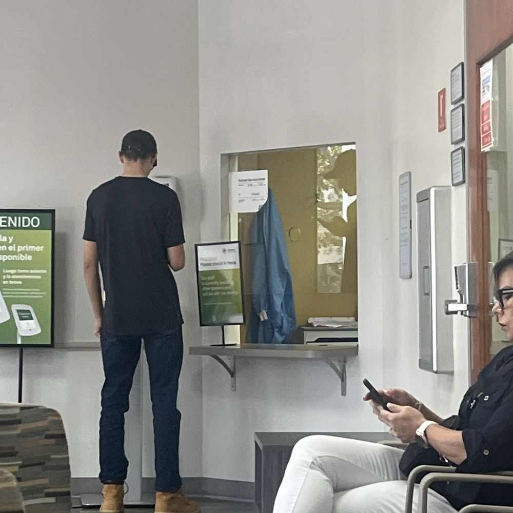 Patient just wanted instructions on how to use the kiosk but had to knock on the window several times to get assistance. Terrible ! Patient just wanted instructions on how to use the kiosk but had to knock on the window several times to get assistance. Terrible !