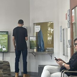 Patient just wanted instructions on how to use the kiosk but had to knock on the window several times to get assistance. Terrible ! Patient just wanted instructions on how to use the kiosk but had to knock on the window several times to get assistance. Terrible !