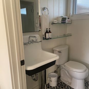 Skyview Motel - Farmhouse little bathroom - Hotels Near Me - Los Alamos, California Skyview Motel - Farmhouse little bathroom - Hotels Near Me - Los Alamos, California