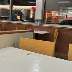 Wendy's - No wonder it's empty for dinner, lunch is still on the tables