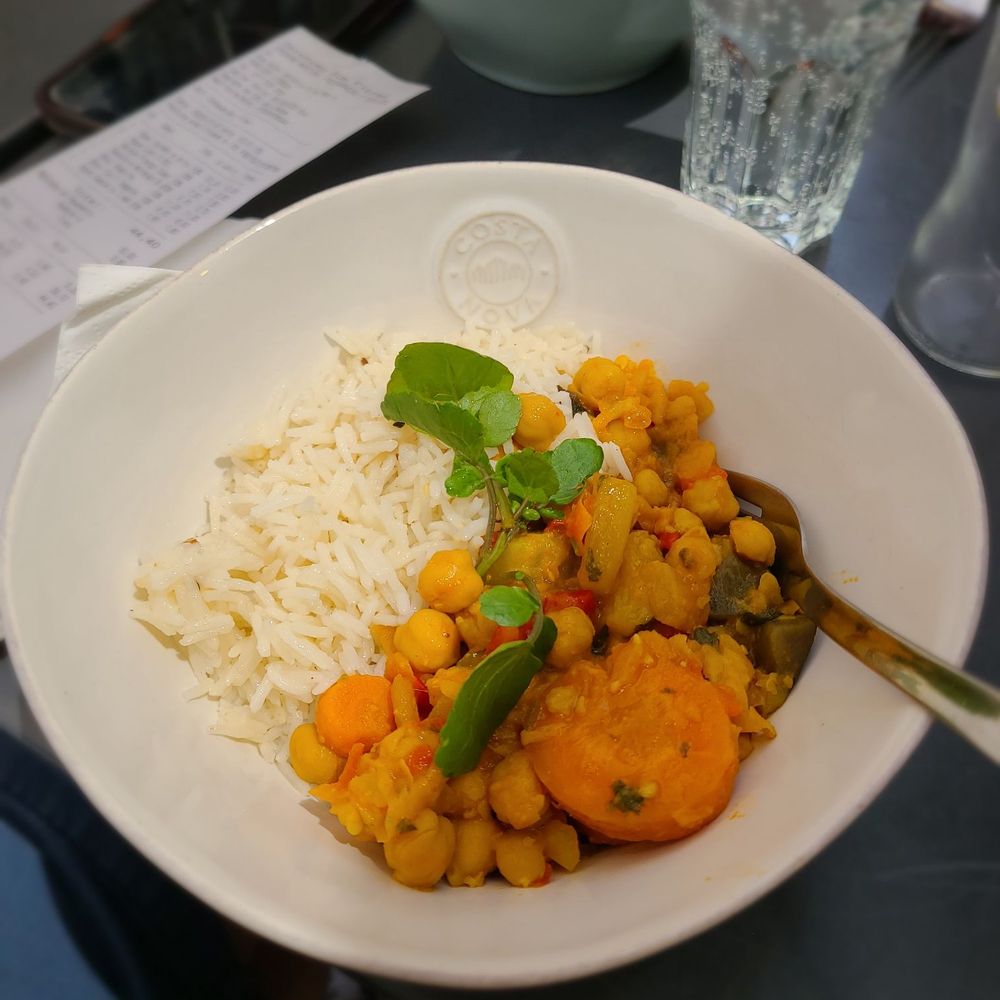 Jeronymo - Vegetable curry - tasty but could use more curry for rice portion - Cafes Near Me - Porto, 13 Jeronymo - Vegetable curry - tasty but could use more curry for rice portion - Cafes Near Me - Porto, 13