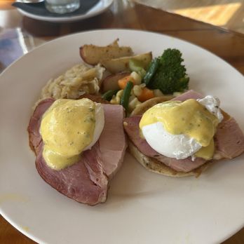 Derby Line Village Inn - Eggs Benedict- so Good! - Bed & Breakfast Near Me - Derby, Vermont Derby Line Village Inn - Eggs Benedict- so Good! - Bed & Breakfast Near Me - Derby, Vermont