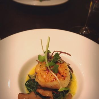 Carisma - Seared scallop with wild mushroom and spinach - Italian Near Me - Toronto, Ontario Carisma - Seared scallop with wild mushroom and spinach - Italian Near Me - Toronto, Ontario