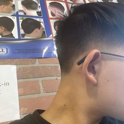 Wondercuts Barbershop - Lindsay did a very good job, asked for a taper with bangs cut to my eyebrows, and it was exactly what I was looking for.