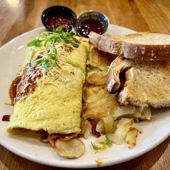 Poached Kitchen - Short rib omelette with incredible buttery hash browns & toast. I want to say the ketchup is made from scratch which was not overly sweet. - Breakfast & Brunch Near Me - Irvine, California