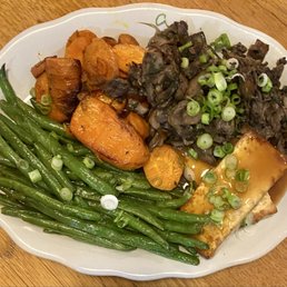 Market Plate with tofu, green beans, carrots and mushrooms Market Plate with tofu, green beans, carrots and mushrooms