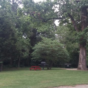 Land O Nod Inn - Shaded area with 5 picnic tables and 3 grills! - Hotels Near Me - Eureka Springs, Arkansas Land O Nod Inn - Shaded area with 5 picnic tables and 3 grills! - Hotels Near Me - Eureka Springs, Arkansas