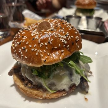 Gordon Ramsay Burger Las Vegas - 24 hour burger - Burgers Near Me - Las Vegas, Nevada