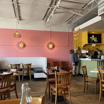 Aurora - Dining room with cute decos...very inviting - Coffee & Tea Near Me - Oklahoma City, Oklahoma