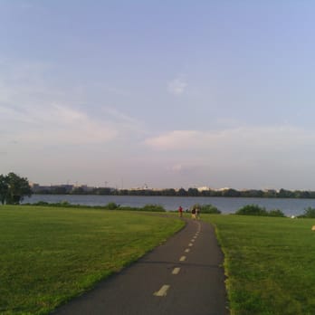 Gravelly Point - The Potomac River, Mt. Vernon Trail - Parks Near Me - Arlington, Virginia