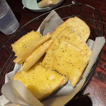 Ricci's Italian Restaurant - Garlic bread - Pizza Near Me - Bellflower, California