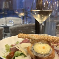 Le Vinci - Salad and a glass of wine