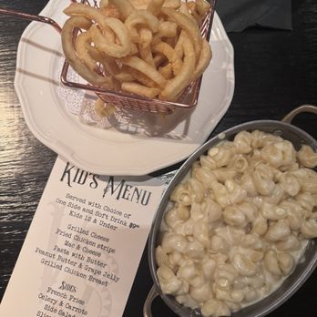 Voodoo Bayou - Kids Mac and cheese with fries - Cocktail Bars Near Me - Orlando, Florida