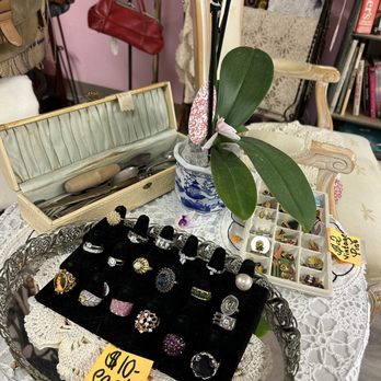 Vintage Home Dwelling - Lots of vintage jewelries ! - Used, Vintage & Consignment Near Me - San Mateo, California Vintage Home Dwelling - Lots of vintage jewelries ! - Used, Vintage & Consignment Near Me - San Mateo, California