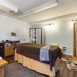 Sugarology - Our Glow Room, where you can get Facials, Self Serve LED treatments, Far Infrared Sauna, and more!